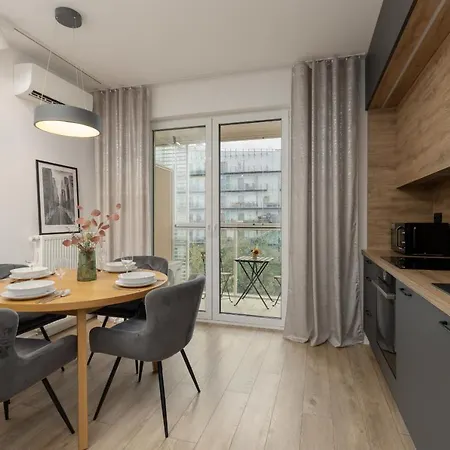 מלון Family With Balcony & Parking In By Renters