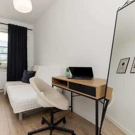 מלון Family With Balcony & Parking In By Renters ורשה