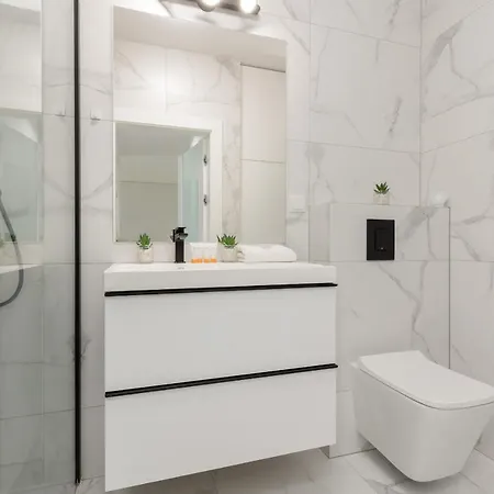 מלון Family With Balcony & Parking In By Renters *