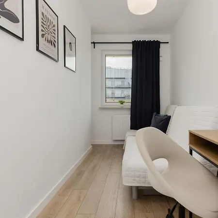 Family With Balcony & Parking In By Renters * 华沙