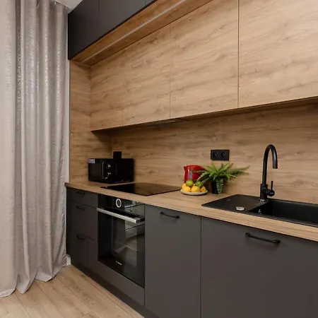 Family With Balcony & Parking In By Renters