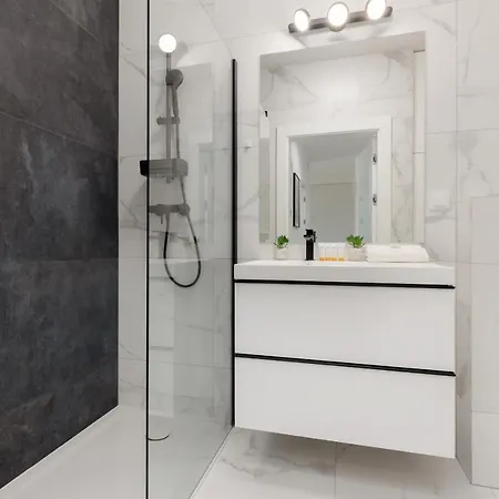 酒店 Family With Balcony & Parking In By Renters